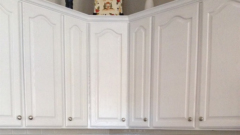 white painted kitchen cabinets